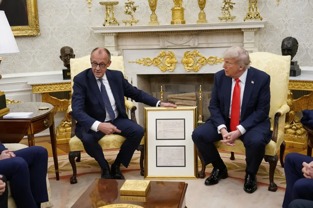 Мерц подарил Трампу свидетельство о рождении его деда с немецкими корнями – видео