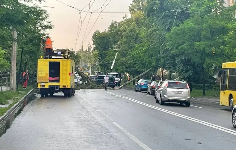Ураганний вітер і злива накрили Київ