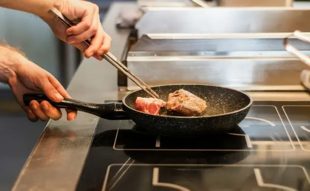 Небезпечна помилка на кухні: 5 продуктів, які не можна готувати на антипригарній сковорідці