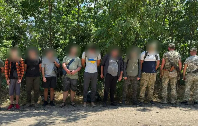 ДПСУ затримала дев'ятьох чоловіків при спробі перетину кордону