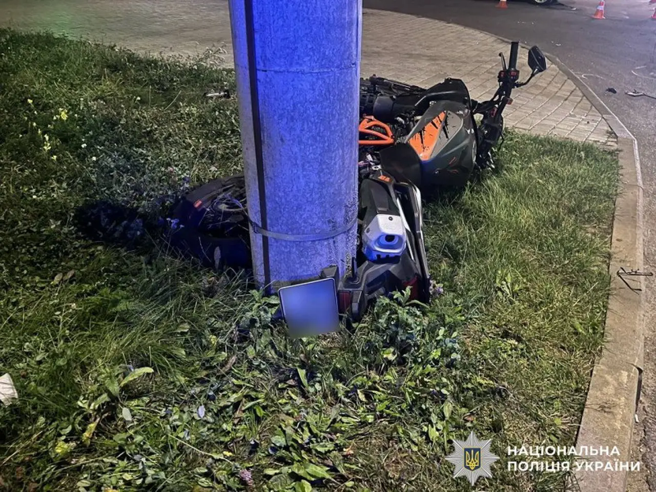 У Вінниці Nissan в’їхав у 17-річного мотоцикліста, підліток в лікарні