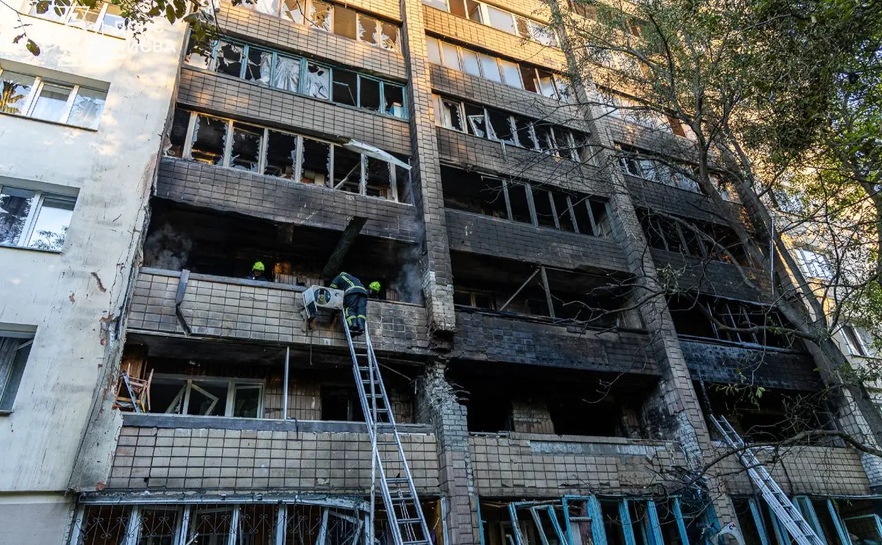 Зруйновані квартири та пошкоджені «швидки»: наслідки нічної атаки на Київ