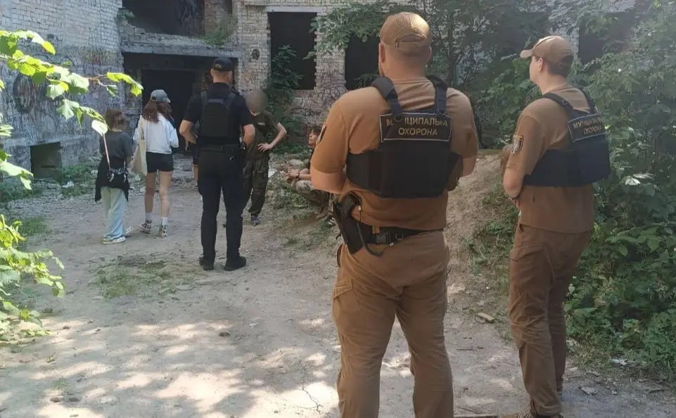 Тусовку скасовано: столичні муніципали зірвали пригодницький квест у закинутій будівлі