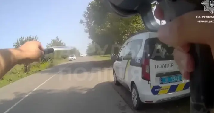 Швидка допомога: поліція супроводжує машину з травмованим малюком