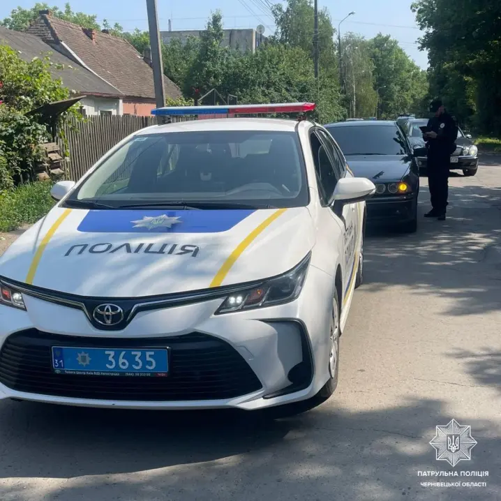 Водія BMW, який їхав тротуаром у Чернівцях, оштрафували