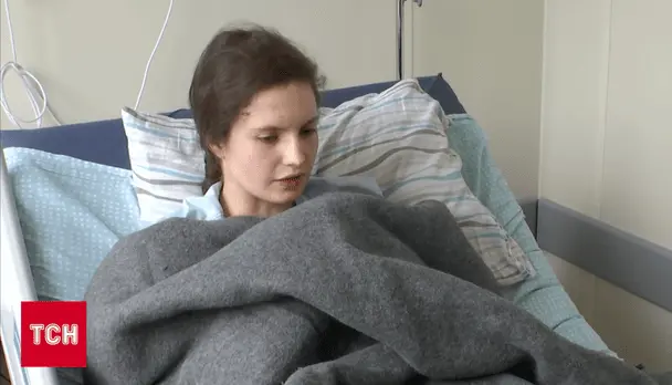 Дівчинка, що вилетіла з 9-го поверху під час атаки на Київ, залишилась сиротою