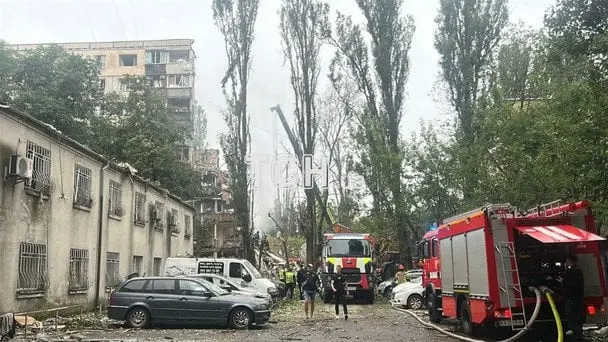 У Києві з-під завалів дістали живу людину