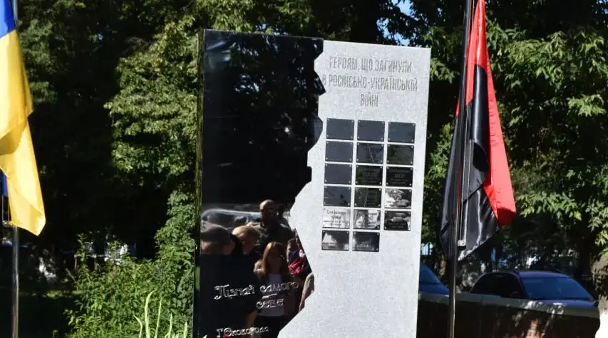 У чотирьох вінницьких ліцеях відкрили пам’ятні знаки, присвячені полеглим воїнам