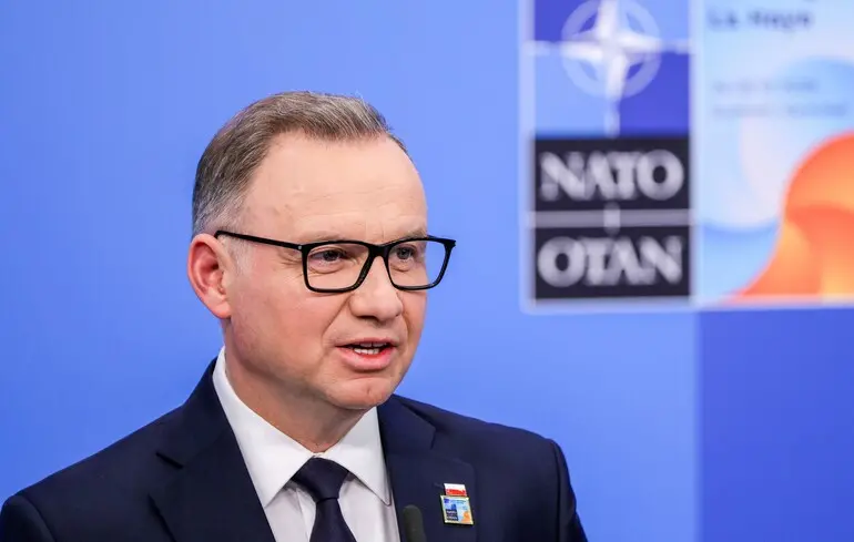 "Скидайте на парашутах": Дуда пригрозив закрити аеропорт у Жешуві, через який поставляють зброю Україні