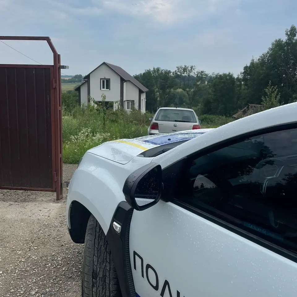 На Вінниччині затримали жінку, підлітка і пенсіонера, які проникли до чужого будинку