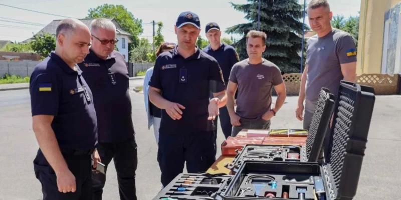 Вінницьким рятувальникам передали інструменти для аварійного відкриття дверей