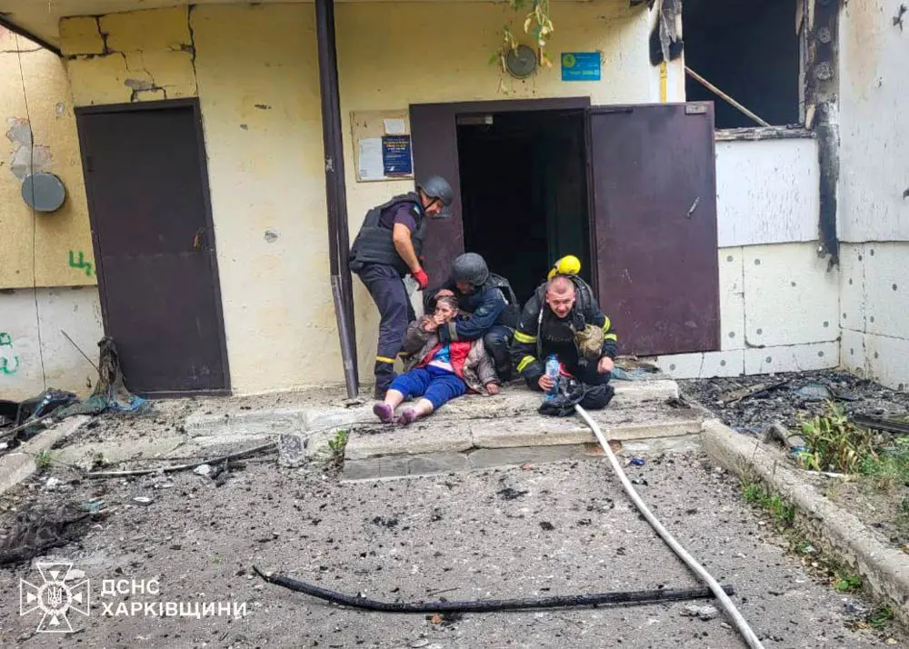 У Куп’янську вогнеборці врятували жінку з палаючого будинку
