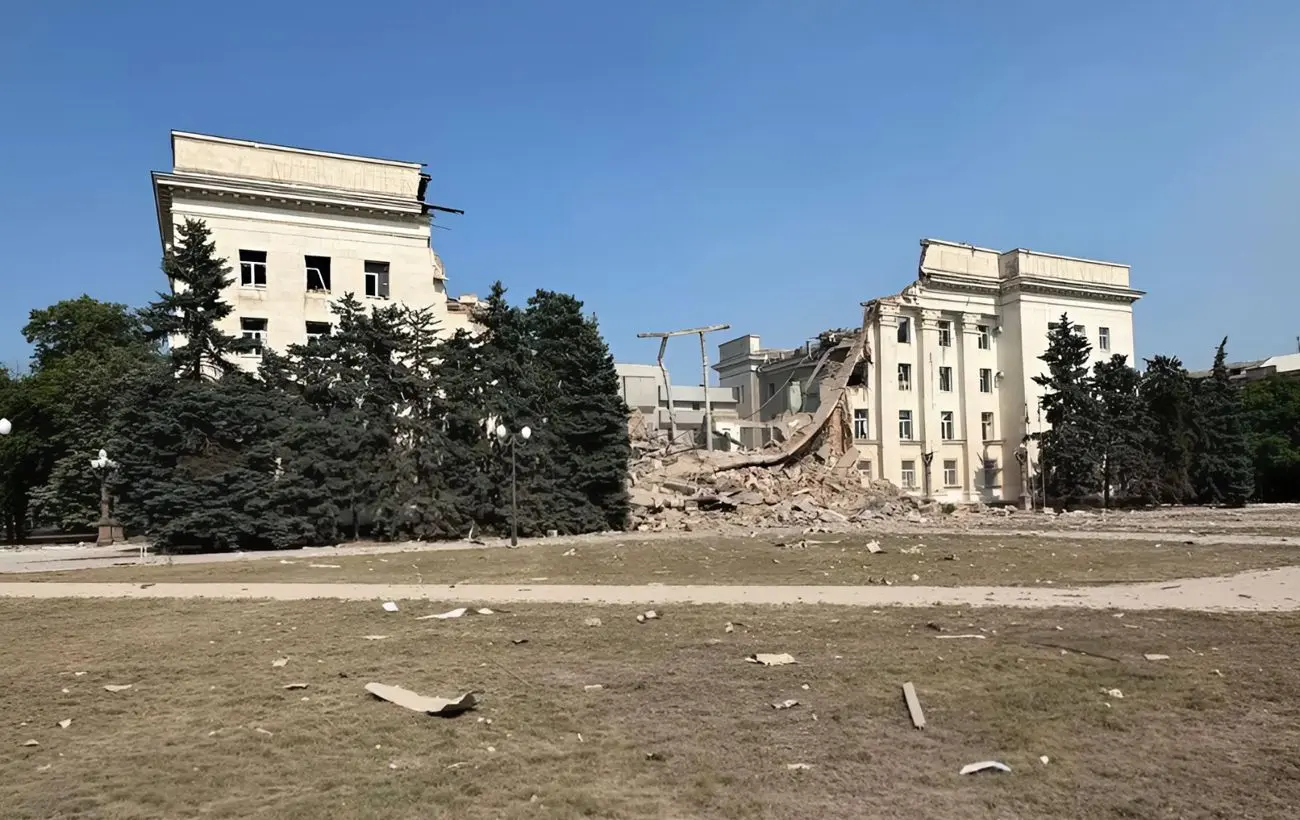 Росіяни другим за день ударом знищили будівлю Херсонської ОВА: фото наслідків