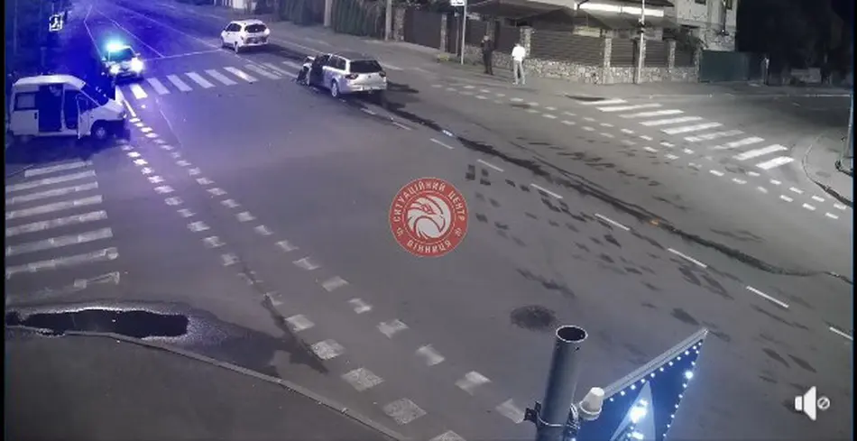 Внаслідок ДТП у Вінниці постраждала людина та збито світлофор