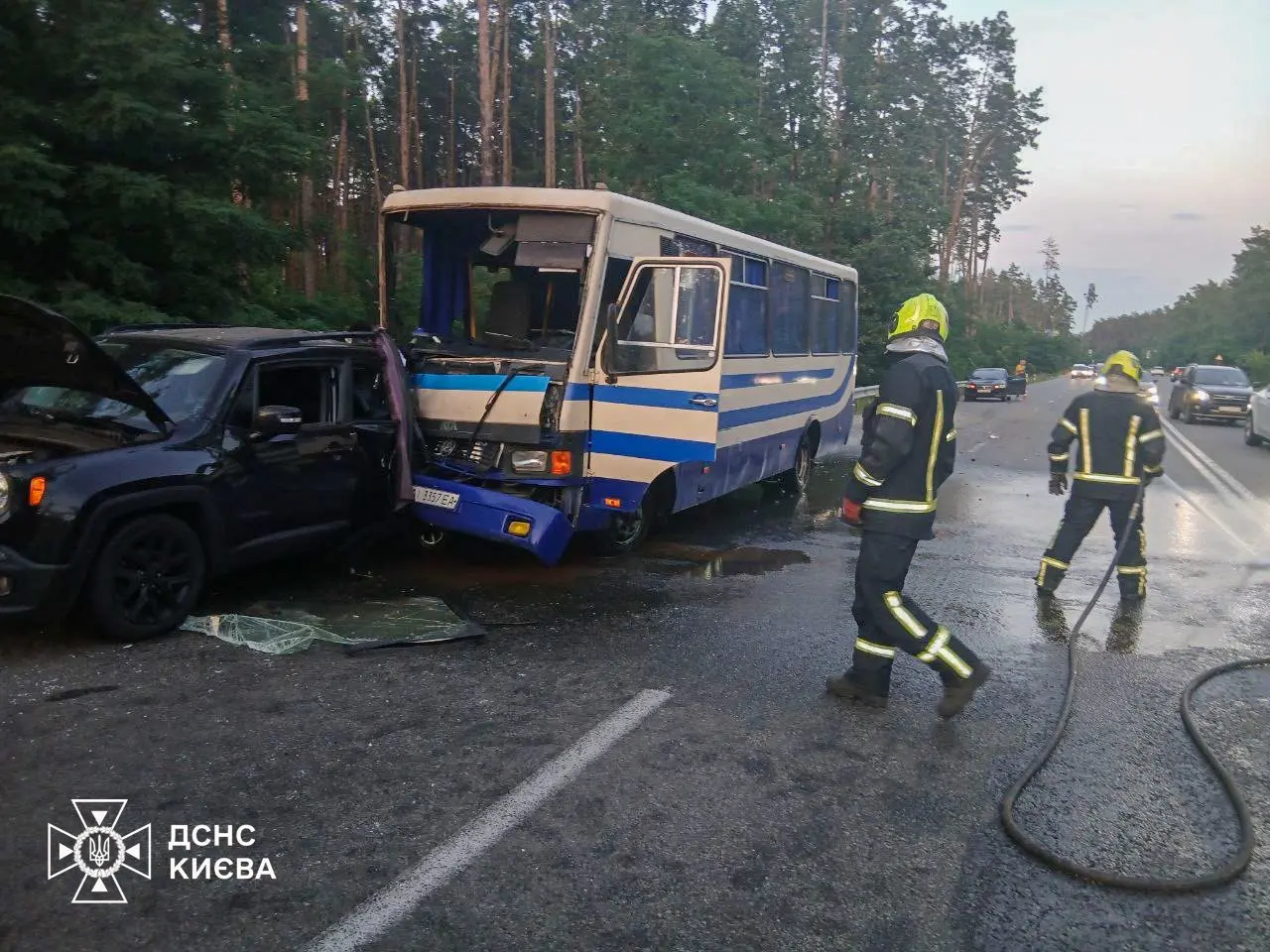 У Києві рейсовий автобус врізався в авто (фото)