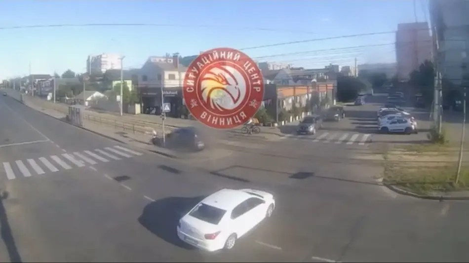 Народилася «в сорочці»: водій авто «вилетів» на трамвайні колії й ледь не збив перехожу
