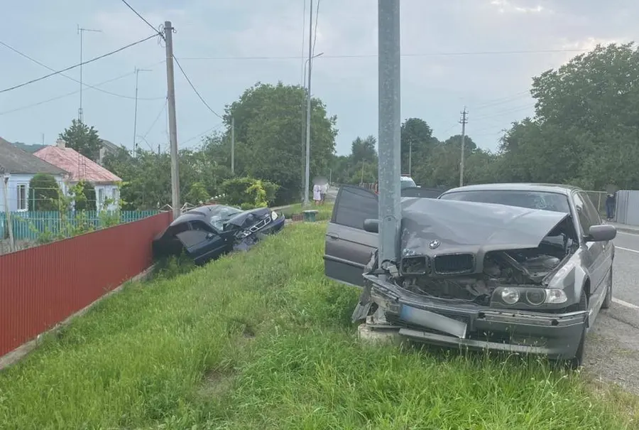 У селі на Вінниччині «БМВ» в’їхав у припаркований легковик з людьми