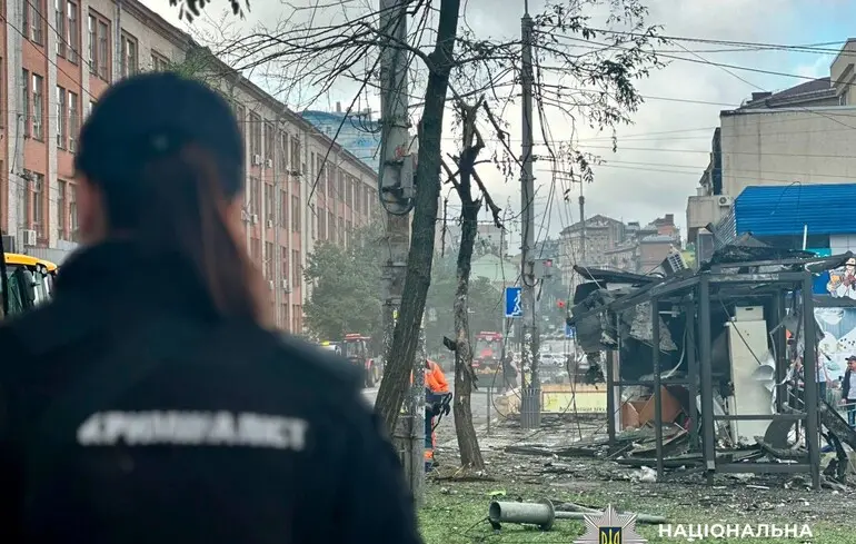 У Києві внаслідок російського обстрілу загинув чоловік та є постраждалі: наслідки атаки