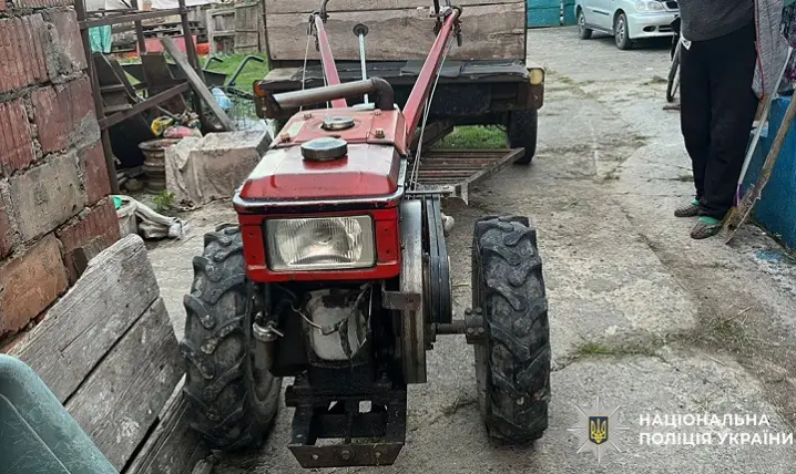 На Буковині через перекидання мотоблока травмувався пенсіонер, він у лікарні