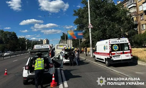 У Києві маршрутка спричинила ДТП — постраждали пасажири (фото)