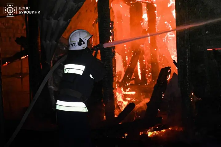 Масштабна пожежа на Буковині: у Мигово горів магазин та ресторан