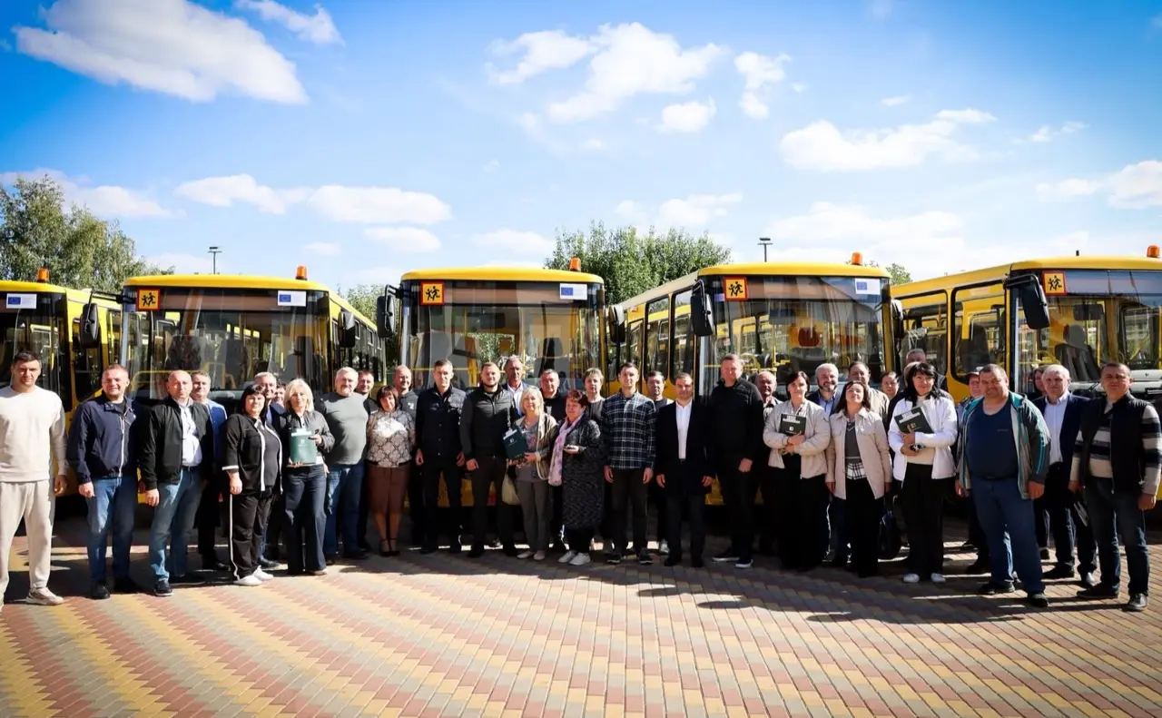 На Київщині громади отримали 10 інклюзивних шкільних автобусів