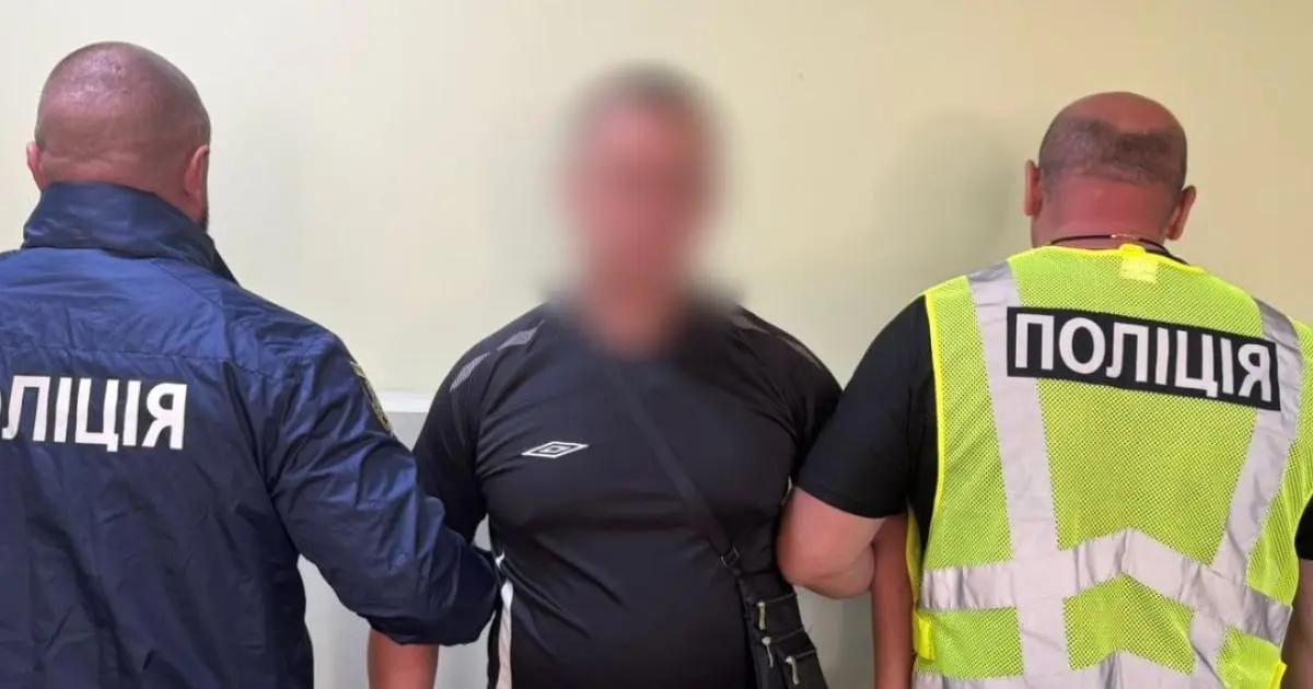 Жахливий напад: чоловік спалив дім сусідки та стріляв