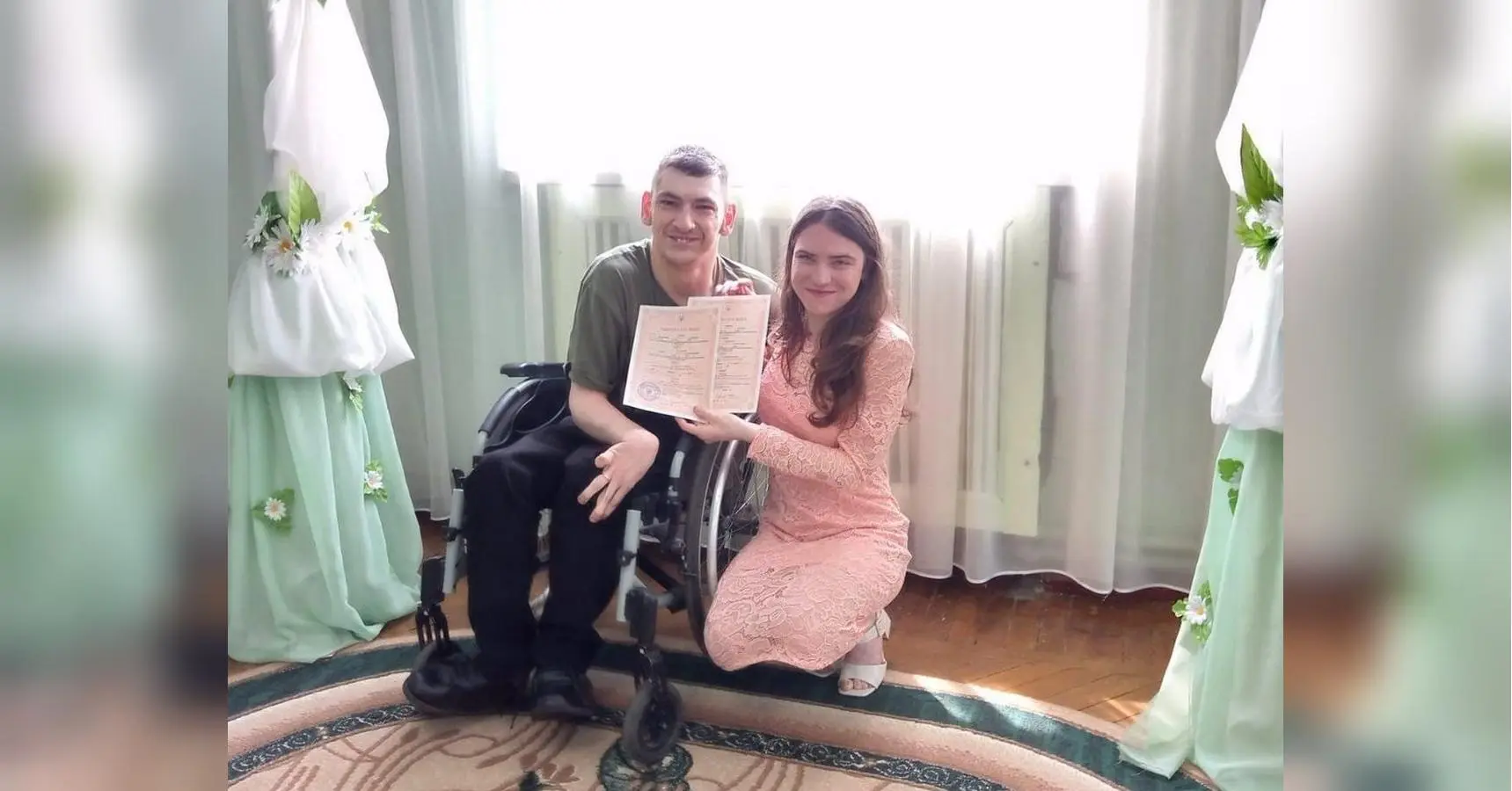 «Хіба може бути щасливою дівчина, яка виходить заміж за інваліда?»: герой «ФАКТІВ» Володимир Малуха зі складною формою ДЦП одружився
