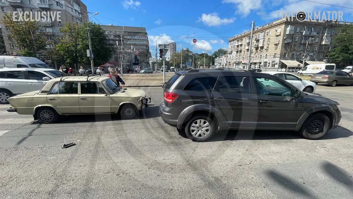 Момент ДТП: песик спровокував зіткнення Dodge та ВАЗ на проспекті Лесі Українки у Дніпрі