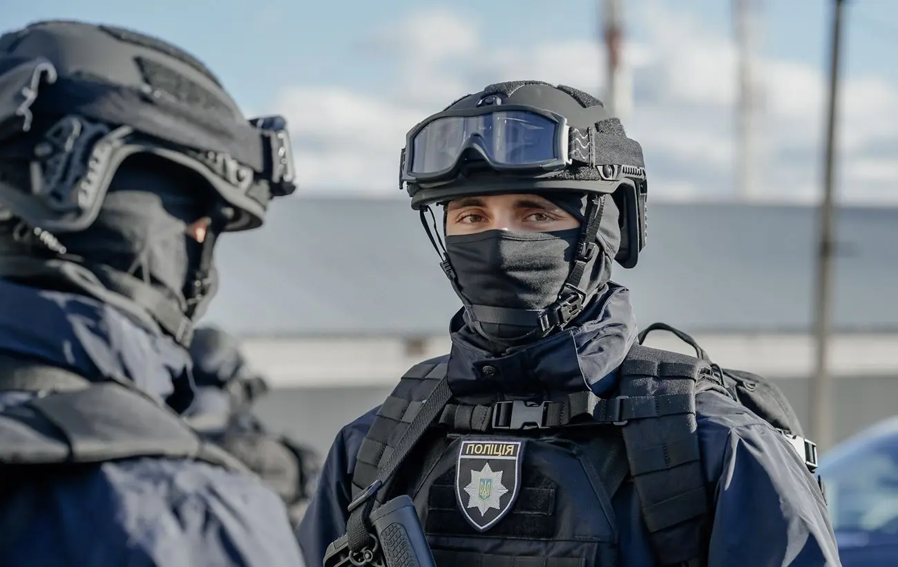 Працював на РФ: у Києві затримали чоловіка, що підпалив двері в багатоповерхівці (фото)
