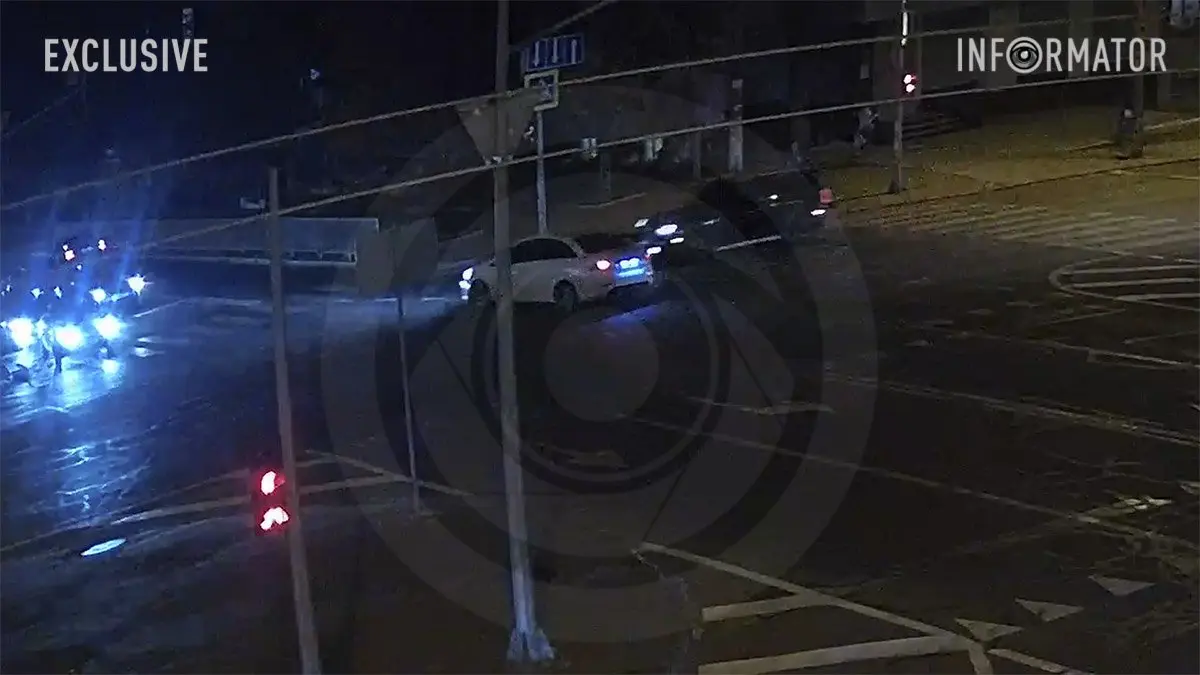 Автівка перекинулась на підлітка: відео моменту потрійної аварії на Поля у Дніпрі
