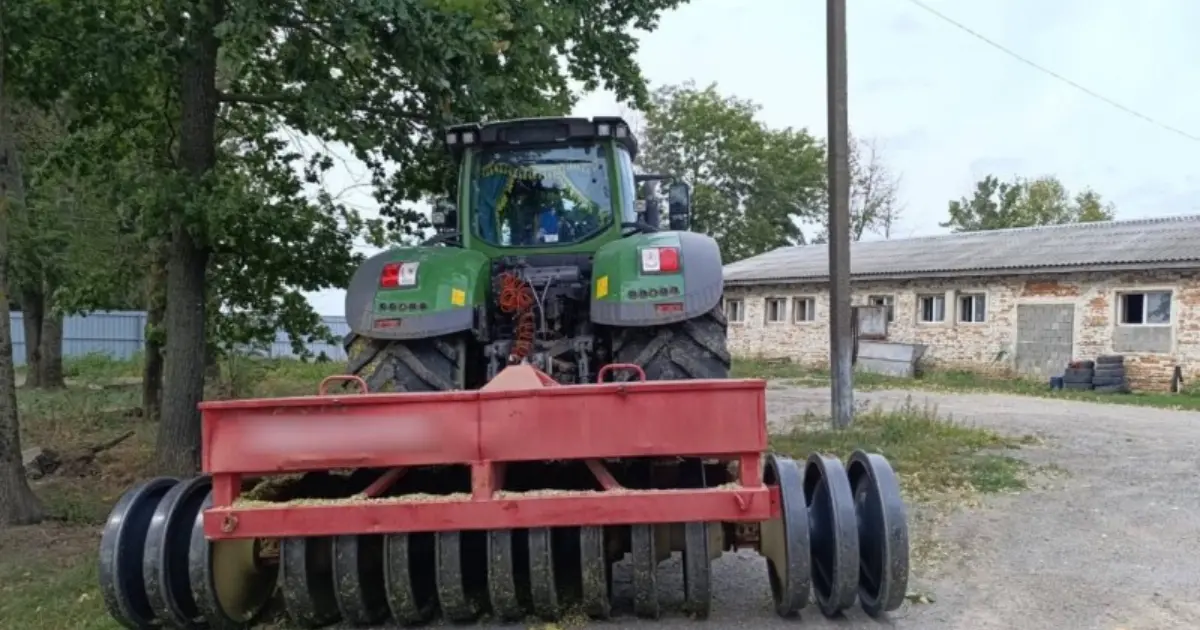 На Вінниччині п’яний водій трактора наїхав на двох працівників
