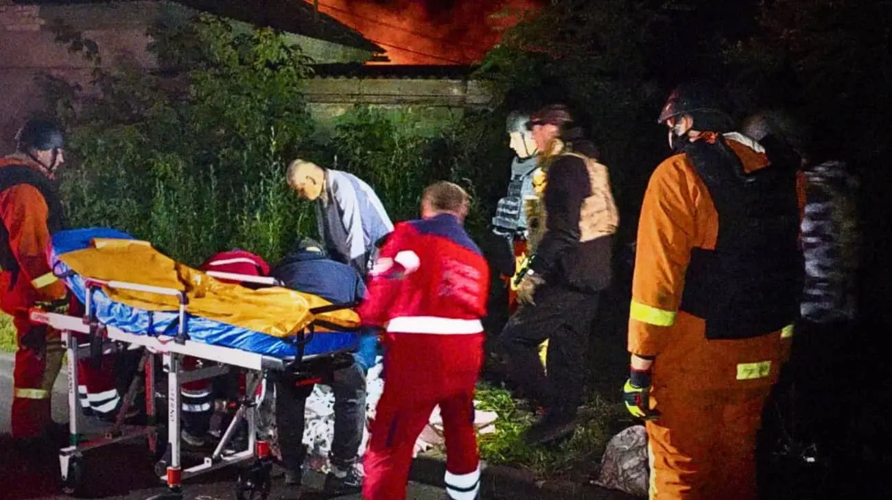 Під час повторного обстрілу Київщини поранено двох рятувальників – ДСНС