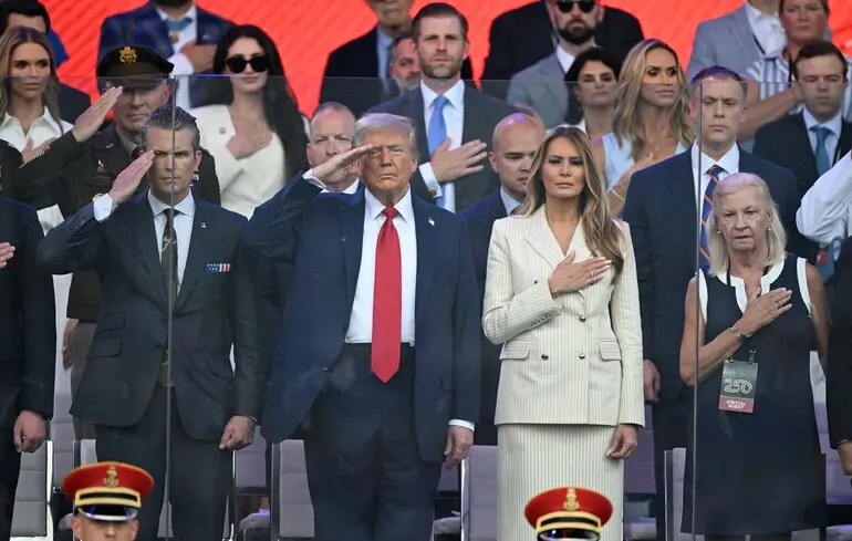Трамп провів військовий парад у США, поки по всій країні тривали антиурядові протести — фото, відео