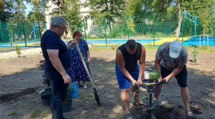 У Глибоцькому селищному парку створили «Алею єдності»