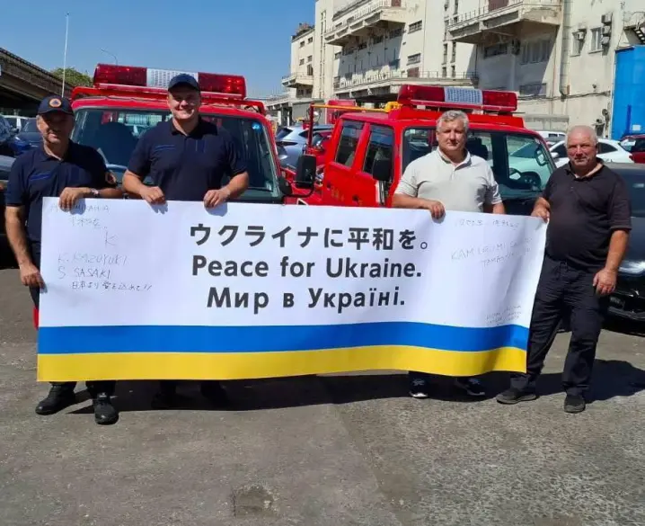 Сокирянські рятувальники отримали компактний пожежний автомобіль від благодійників з Японії