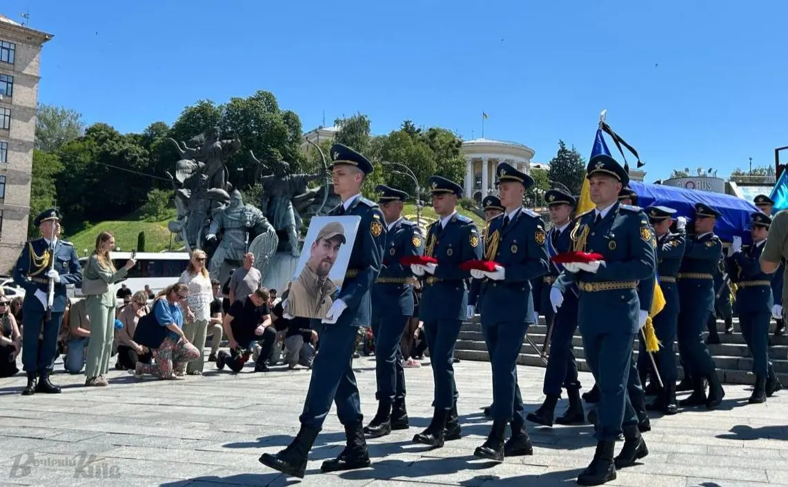 Відвів літак від будинків: у Києві попрощалися з пілотом F-16 Максимом Устименком