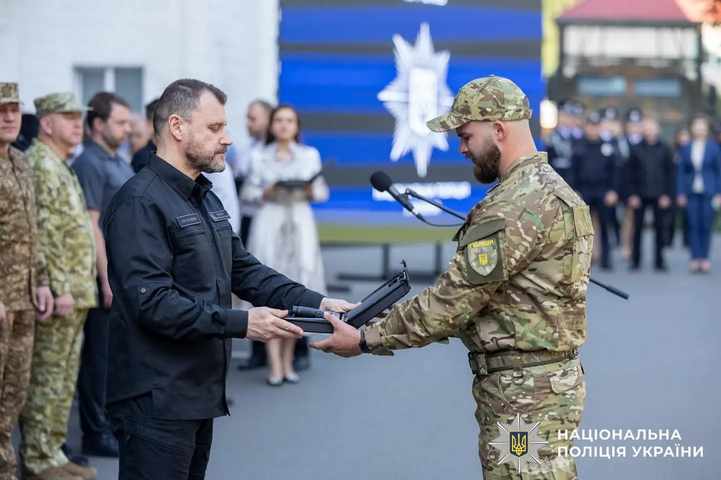 Міністр МВС України нагородив поліцейського з Вінниччини