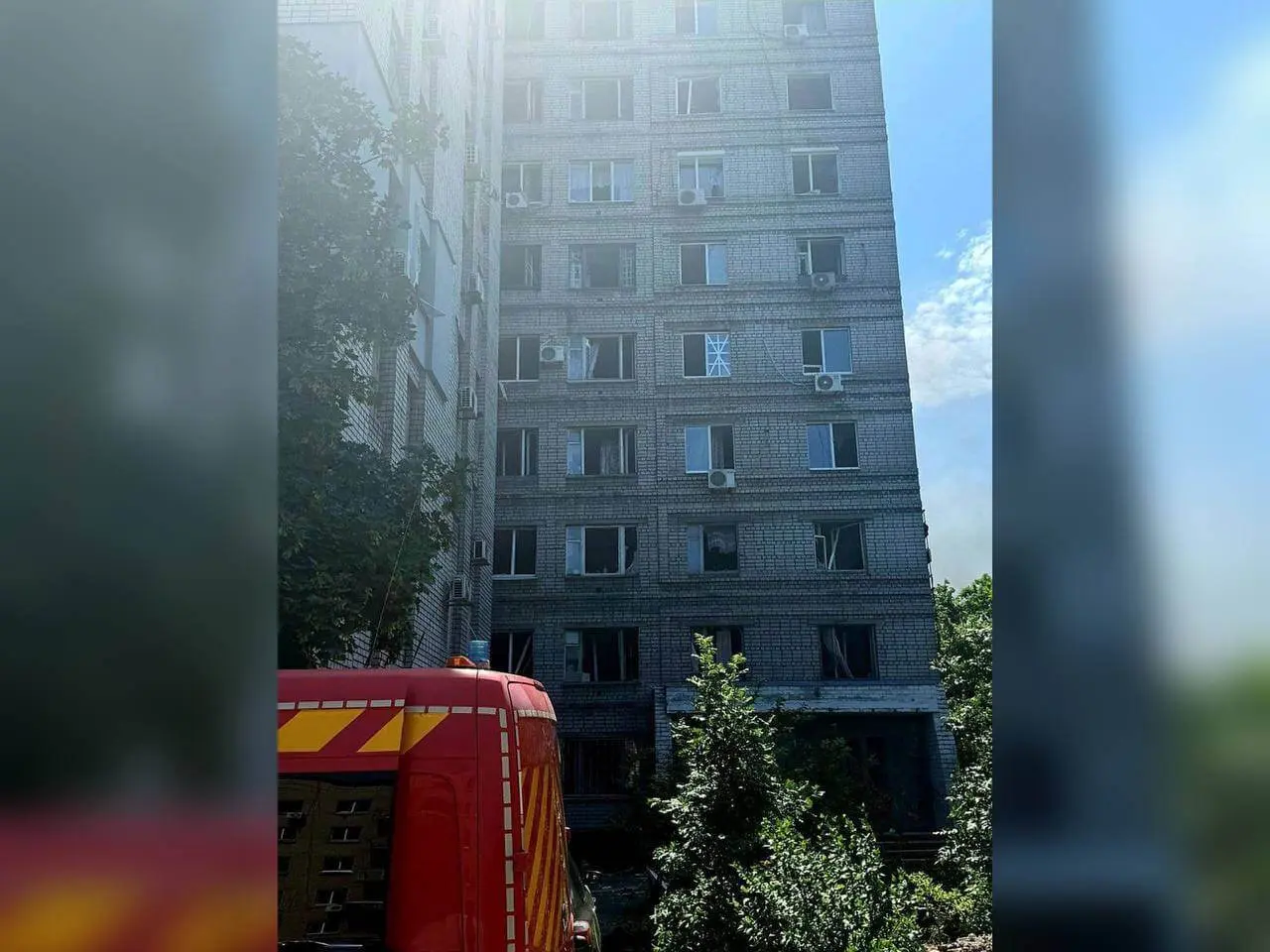 Ракетний удар по Дніпру: пошкоджені гуртожиток, гімназія та адмінбудівля