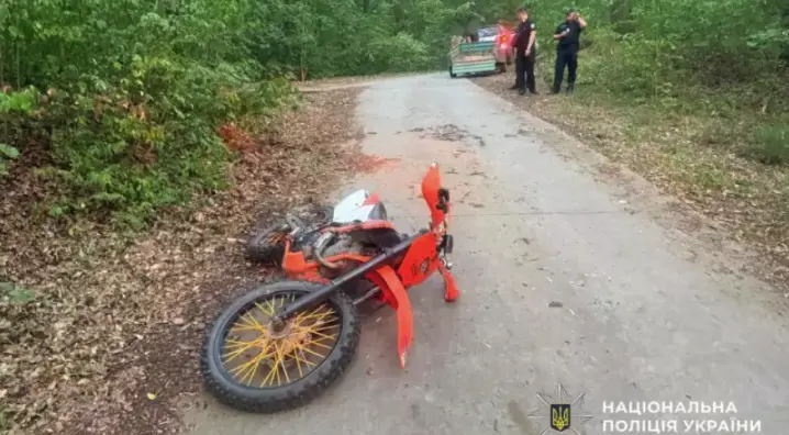 У Боянах мотоцикліст не впорався з керуванням та врізався у дерево