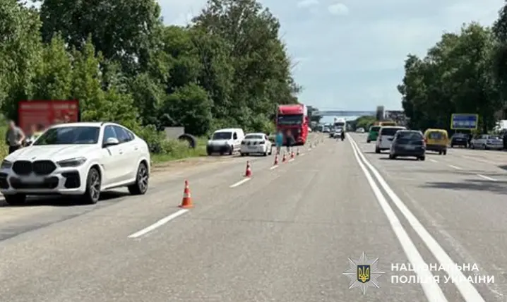 У Магалі водійка BMW наїхала на пішохода: чоловік у лікарні