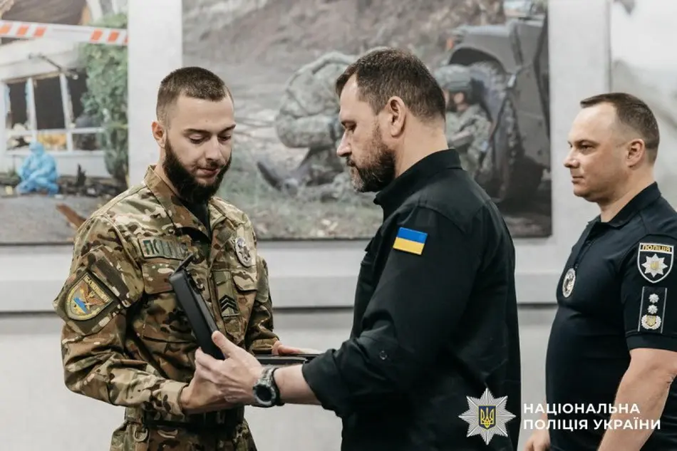 Міністр внутрішніх справ нагородив поліцейського з Вінниччини