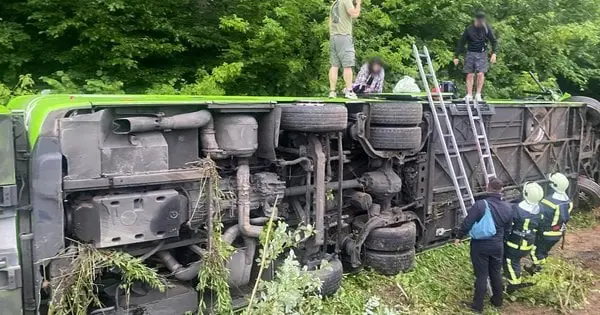 На Львівщині туристичний автобус зіткнувся з легковим авто, постраждали 28 людей