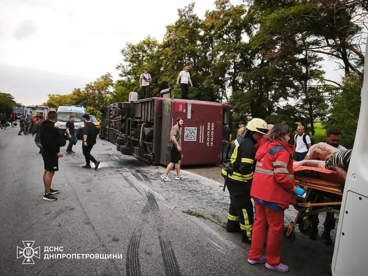На Дніпропетровщині перекинувся пасажирський автобус: є загиблий і десятки постраждалих