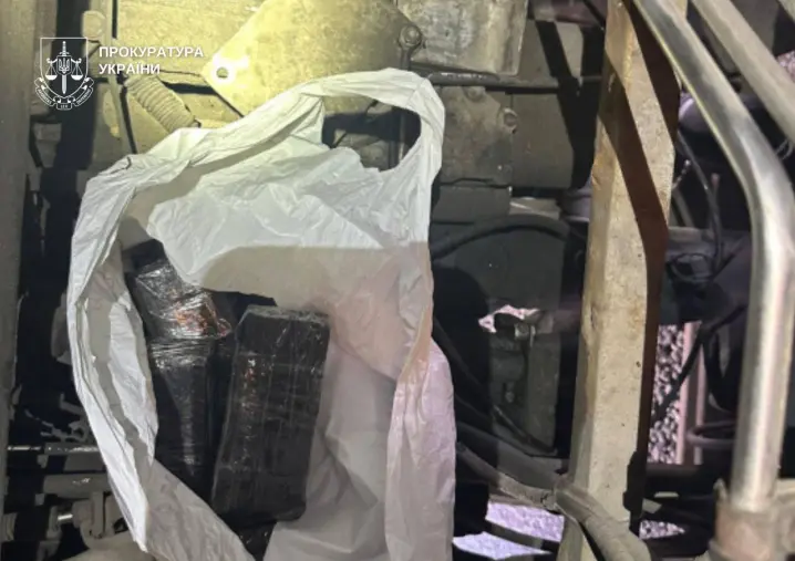 На Буковині водій автобуса намагався провезти через кордон валюту на 11 мільйонів гривень