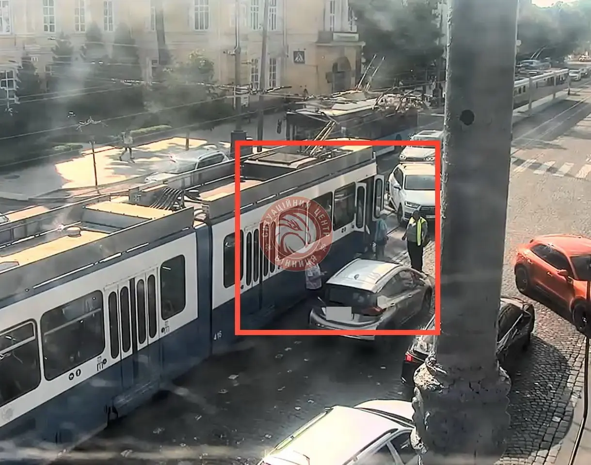 У Вінниці на Соборній зіткнулися трамвай та авто: по місту можливі затори
