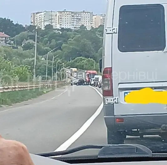У Чернівцях на об’їзній біля Гравітону зіткнулись вантажівка та легковик