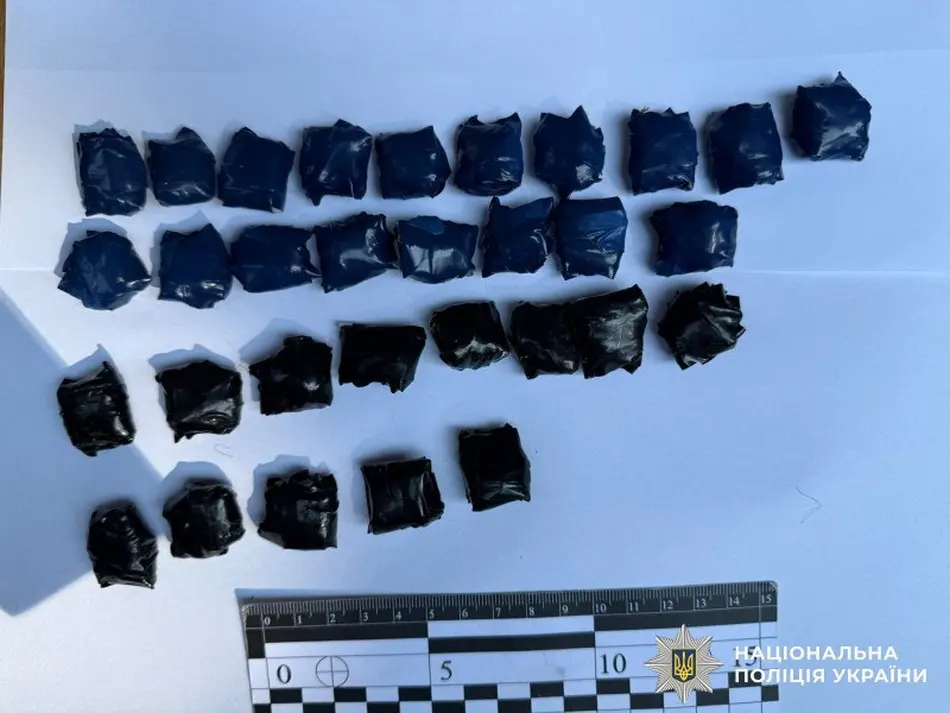На Вінниччині наркозакладчик розкладав «замовлення» на очах офіцера поліції