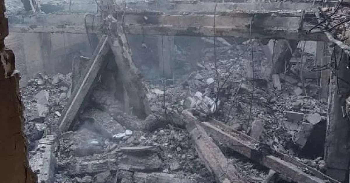 У ДСНС показали, як розбирають завали заводу, який зруйнувала Росія. Під тоннами бетону — люди