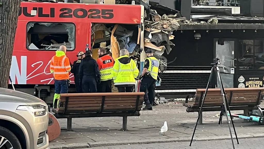 У Швеції трамвай зійшов з рейок і врізався в кіоск з вуличною їжею